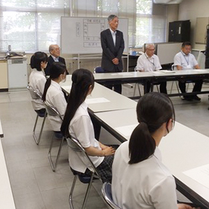 甲府一高同窓会奨学金授与式の様子1
