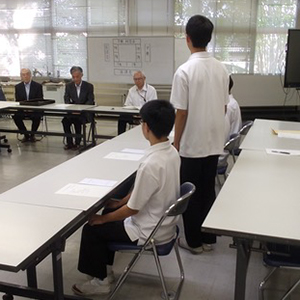 甲府一高同窓会奨学金授与式の様子2
